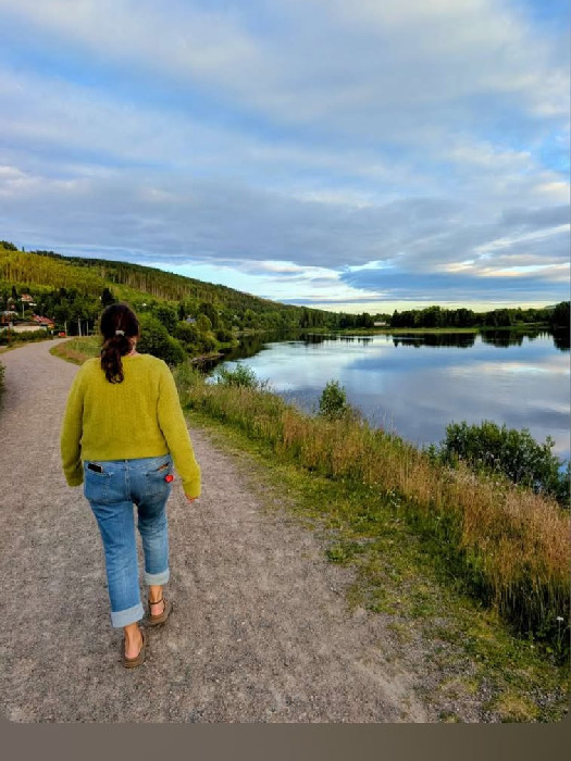 Nina Galaasen på tur langs vannet i Brumunddal